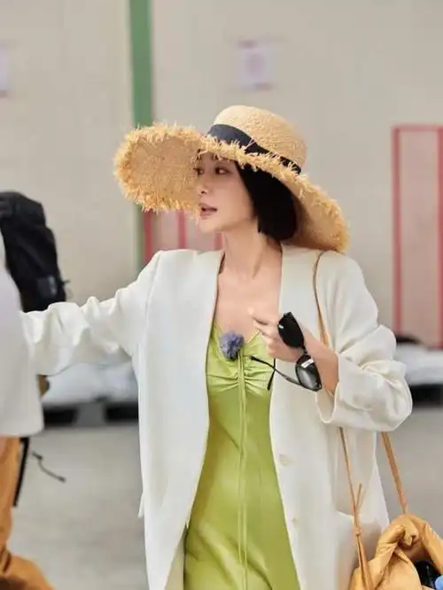 秦岚身高算不上高,但是身材和气质真的很棒,而且在最新的综艺节目中