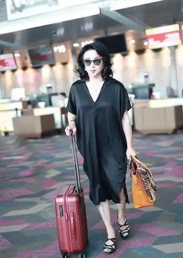 52岁金星终于穿对了黑色v领连衣裙优雅减龄无奈小腿暴露年龄