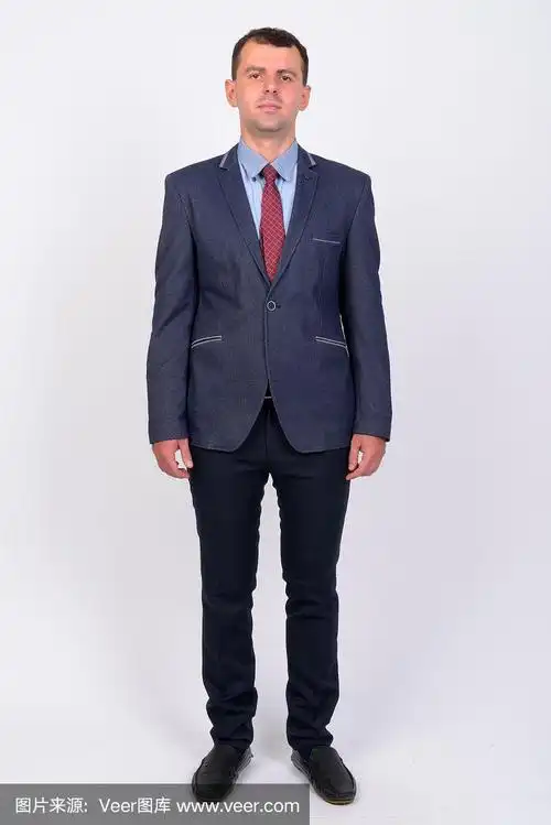 全身拍摄的商人在白色背景的西装