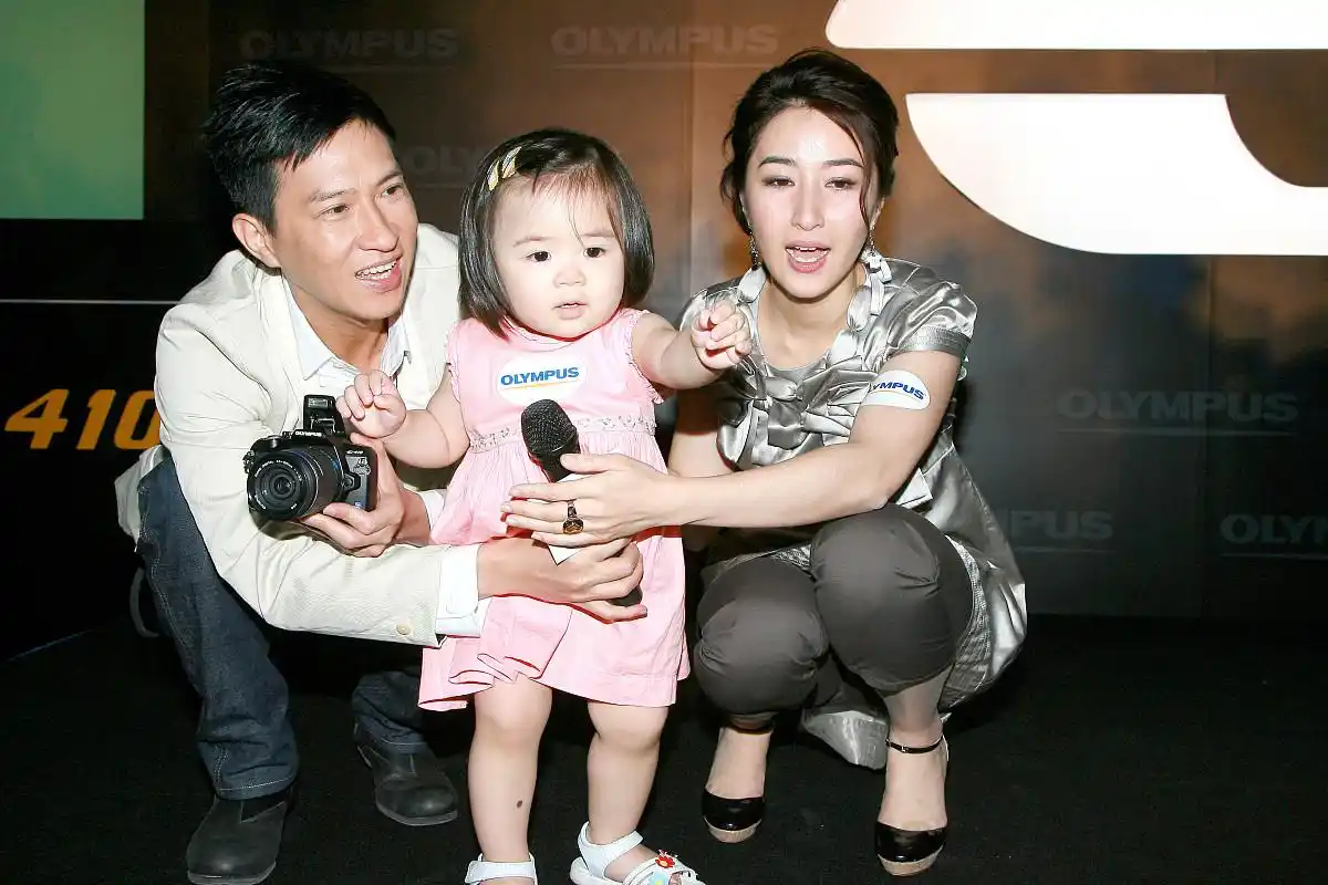 夫妻俩吵架了?张家辉关咏荷16年前的婚纱照被丢弃街头,无人问津