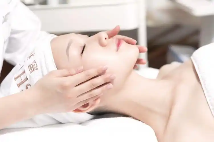 美容师给护肤按摩脸部图片