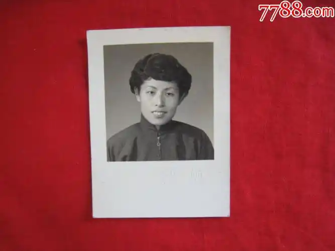 五十年代老照片微笑卷发女子上海美伦照相