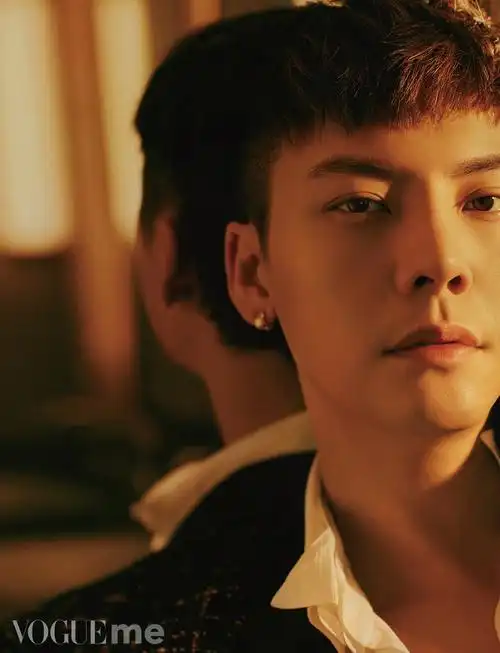 陈伟霆领口杀彰显独特帅气在线收割少女心