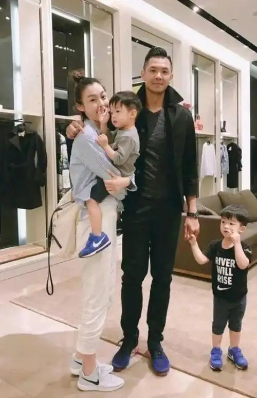 此外,范玮琪今年接连痛失父母,祖母等至亲,双胞胎儿子也逐渐长大,老公