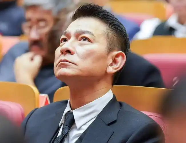 46岁黄晓明对比62岁刘德华,骨相老去和皮相老去的差距一目了然_状态