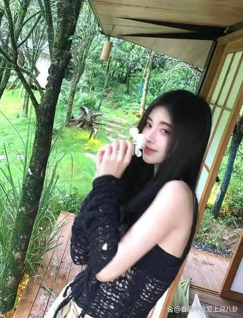 鞠婧祎1994年出生于四川省遂宁市,原名美丽女孩.