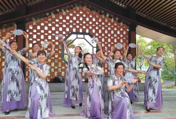 安巢经开区老年大学旗袍班学员走秀合肥园博园