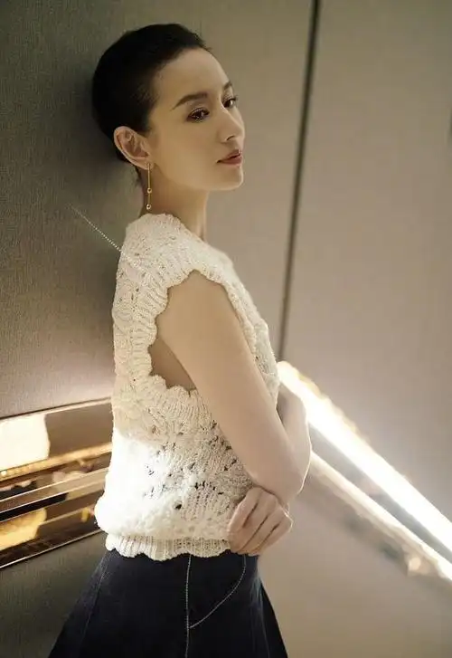 董洁发布气质写真秀完美肩颈线条宣传在播热剧加油妈妈