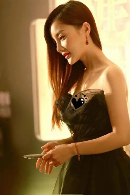 李小璐又高调了一袭黑色薄纱连衣裙配长发格外惊艳显气质