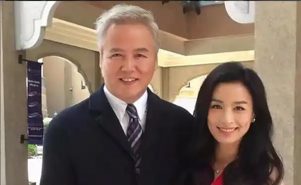 明明年纪相差不大,却看着像两代人,这4位女星把"老公熬成爹"