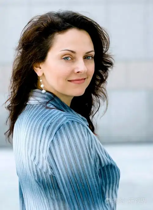 年轻漂亮的欧洲女人的肖像