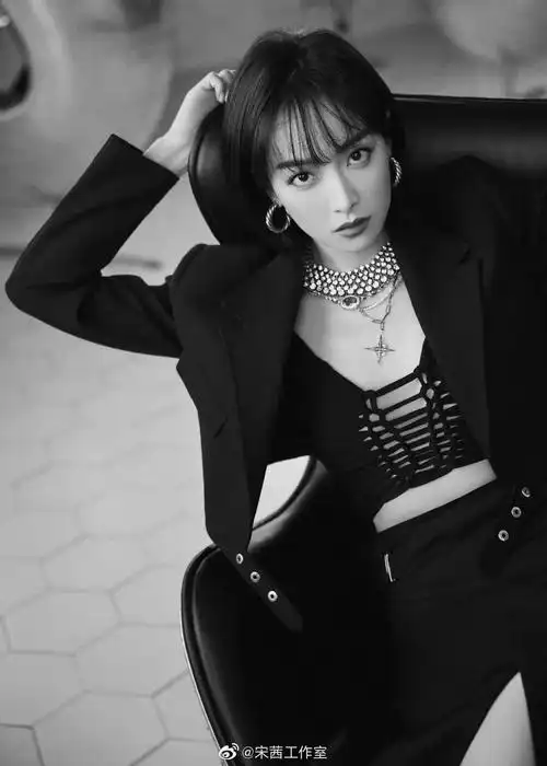 宋茜穿着镂空吊带背心太美艳 大秀魔鬼身材性感迷人-精度播报