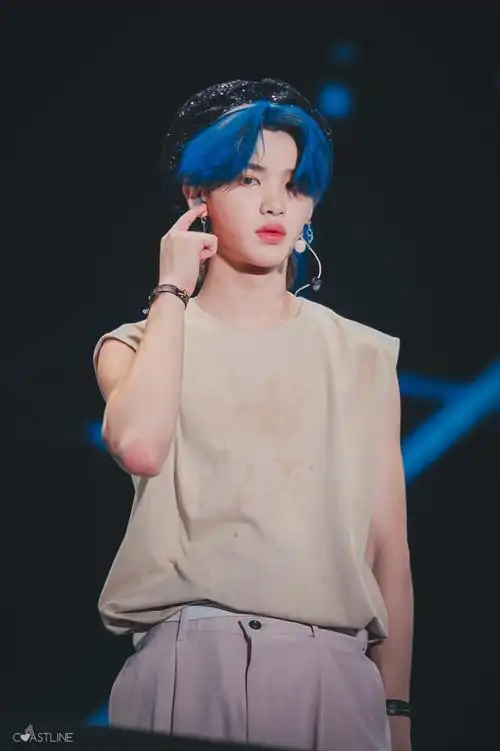 黄明昊justin蓝发