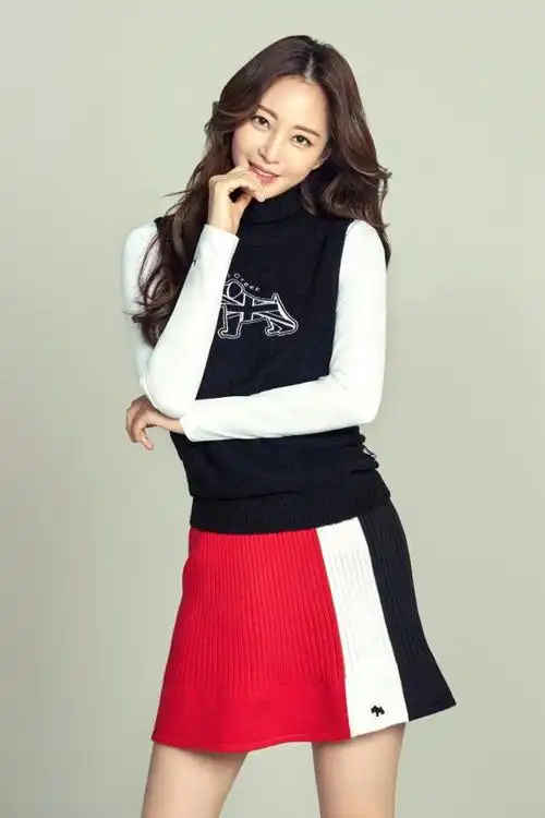 韩艺瑟拍秋冬季写真,短裙搭配过膝袜,年近40脸蛋依旧不输少女