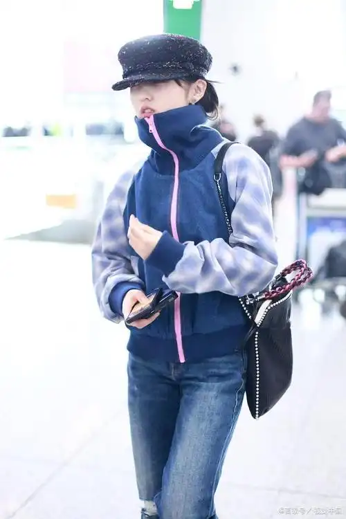 张子枫是华谊兄弟时代文化经纪有限公司旗下艺人.