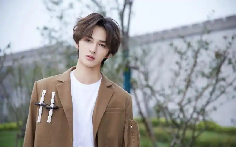 > 朱正廷时尚穿搭帅气写真图片(7/12)