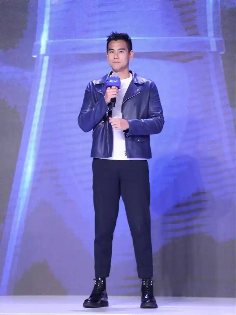 彭于晏和身高178的刘雯站在一起毫无压力,网友:看起来很般配啊