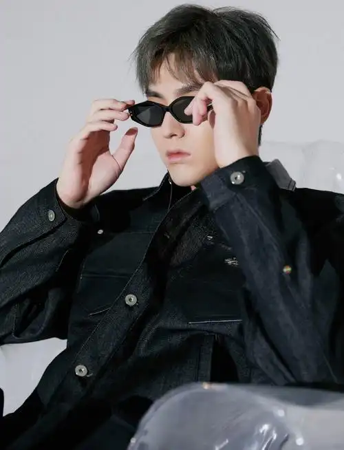 吴亦凡牛仔外套帅气少女感写真图片