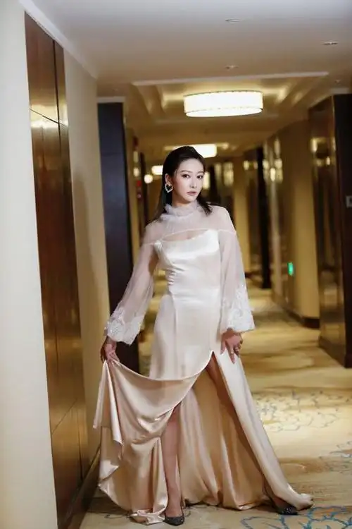 演员余玥亮相时尚盛典 气质优雅仙气十足