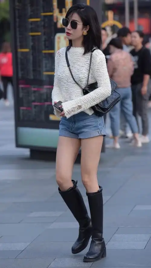 牛仔短裤加高筒靴,除了显身材还提升气质,腿长的女生都这样穿