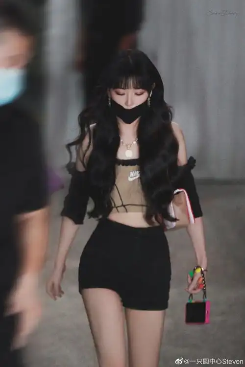 孔雪儿丝巾抹胸