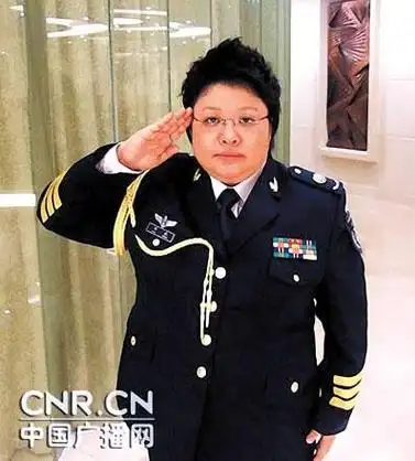 52岁的老兵韩红,两次入伍常行军礼,军人情怀比你想得还要博大