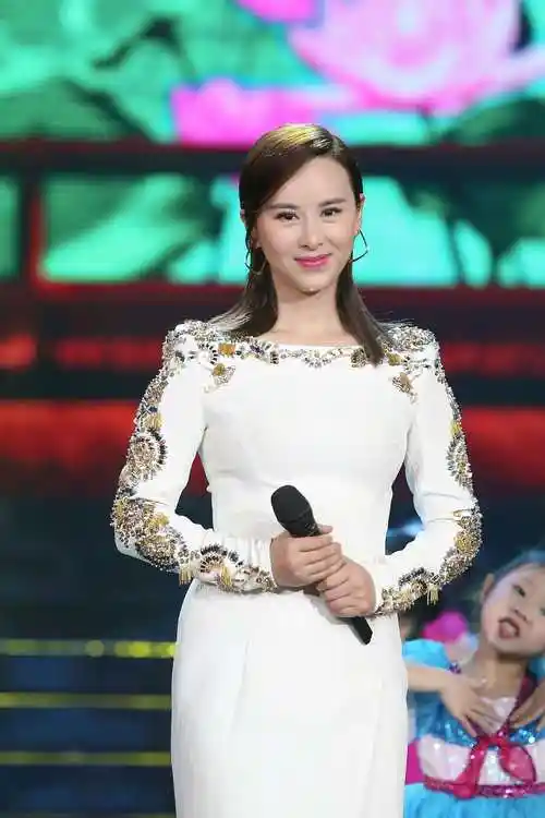 p data-id="gnwxjy7fnt">王雅洁,中国内地女歌手,空政文工团青年歌唱