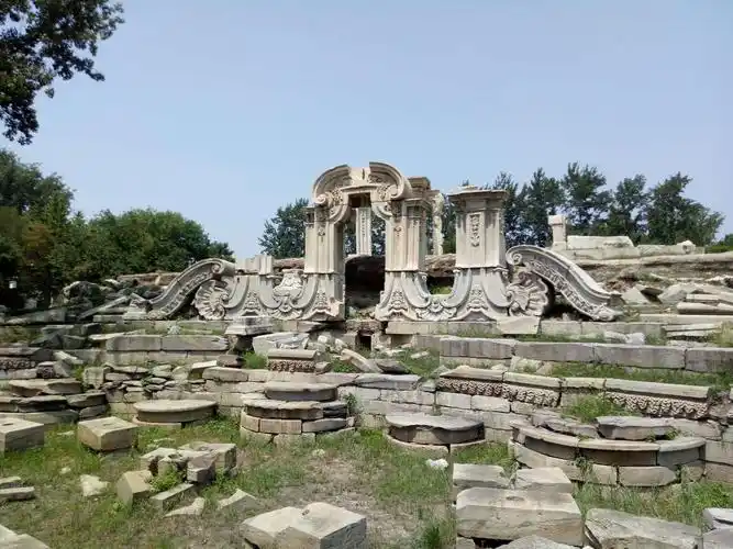 圆明园:又称圆明三园,是清代大型皇家园林,它坐落在北京西北郊,与