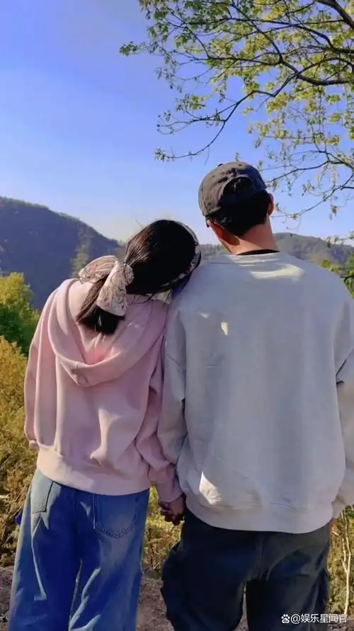 杜淳和王灿是一对低调又恩爱的夫妻,他们从相恋到结婚,再到迎来女儿小