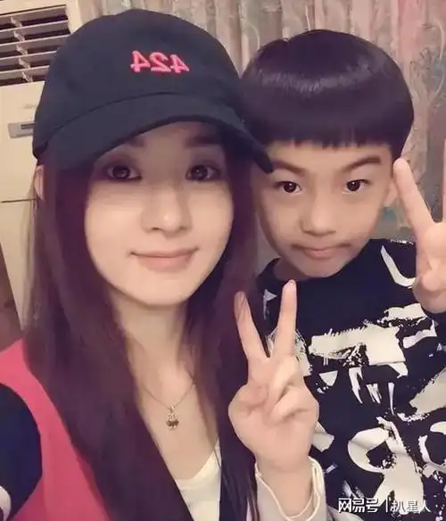 赵丽颖公园带娃被拍!6岁想想个子猛涨,长得一点不像冯绍峰太意外