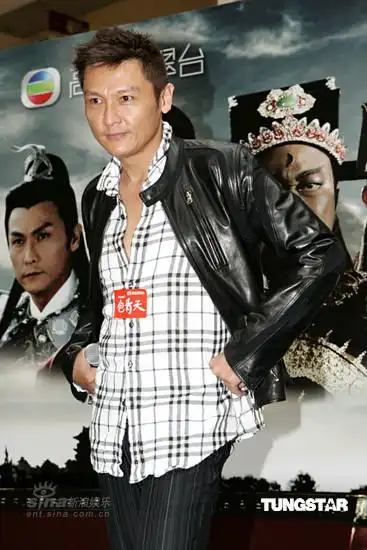 图文:何家劲为新片宣传-关礼杰经典poss