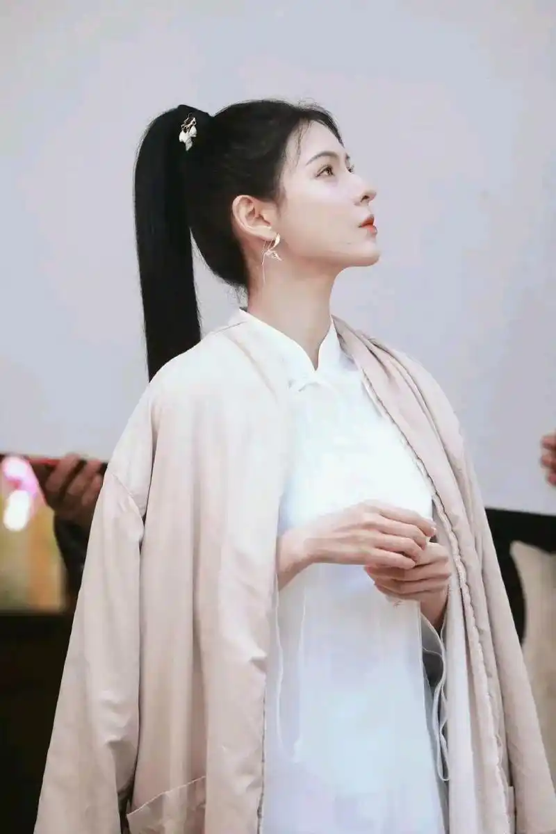 张予曦古风高马尾路透 古风的衣服真是仙气飘飘 这样一袭白纱裙 真是