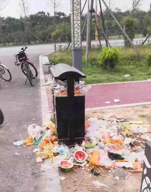 要把果皮纸屑随地乱扔;也希望爱之园管理处能够加强管理,及时清理垃圾