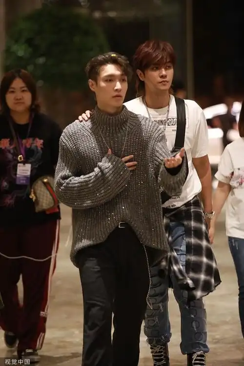 张艺兴,罗志祥"极挑二兄弟"现身酒店	 图片来源:elyn/视觉中国
