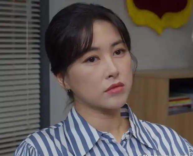 豁出去了!金晨再次上演姐弟恋,直接将她的事业线暴露无疑