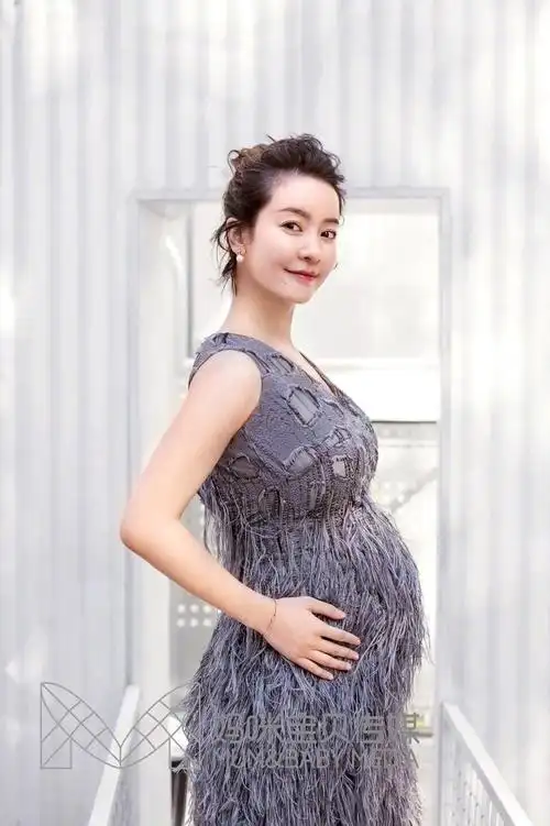 "小燕子"李晟挺孕肚拍写真