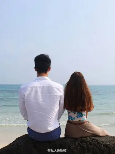 两个人的背影相互靠着,像这种的,但是要漂亮点,这个有点.