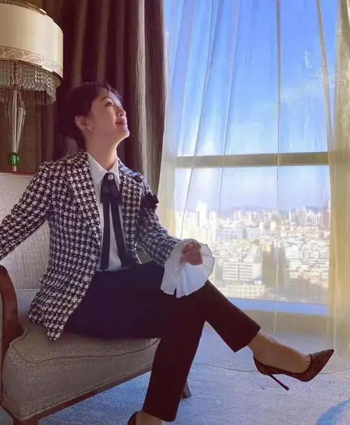 罗海琼气质太独特,穿基础款衬衫搭配牛仔裤,快50岁依旧很精致