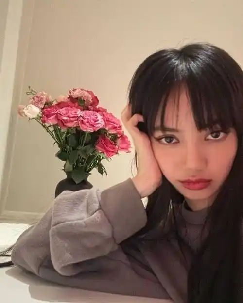 blackpink成员lisa晒自拍照 头戴生日发箍嘟嘴超可爱!