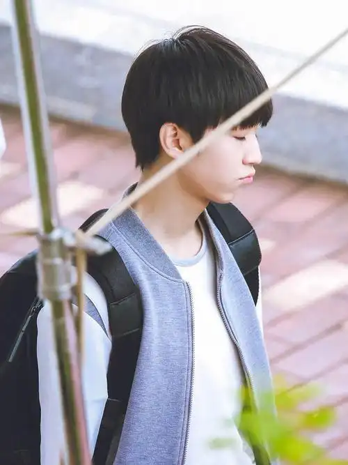 王俊凯嘟嘟嘴照片每一张都超级萌记得收藏哦