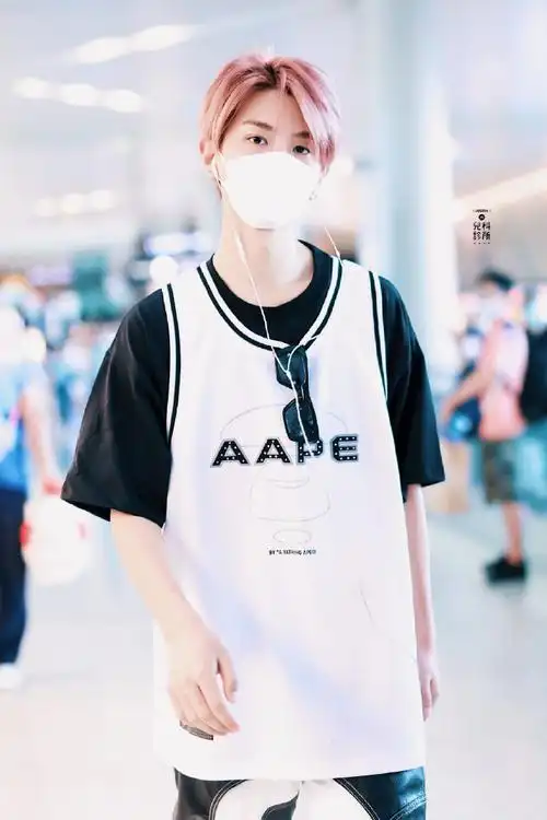 黄明昊粉发运动风造型