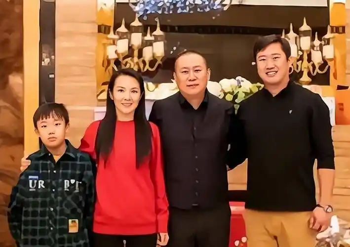 管彤:26岁进央视,41岁结婚,42岁当高龄产妇,今52岁被宠成公主_韩红