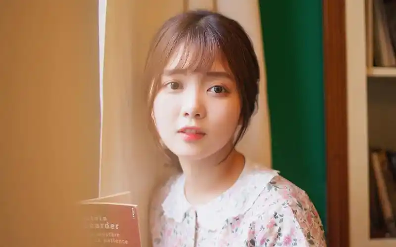 清纯刘海美女居家唯美文艺写真图片壁纸