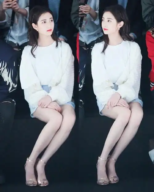 陈钰琪脚上穿着一双亮金色的露趾凉鞋,在色调上增加了一丝色彩,修饰了