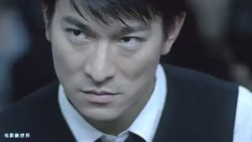 《龙在边缘》刘德华用犀利眼神开路,强横警察直接放行