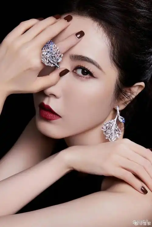 9月17日是大美女曾黎的47岁生日,她发博晒照为自己庆生,表示"感恩岁月