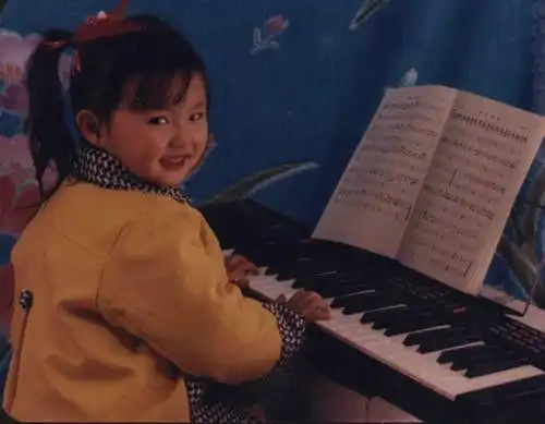 唐嫣成娱乐圈"活尺子" 千万别跟唐嫣合照(组图)