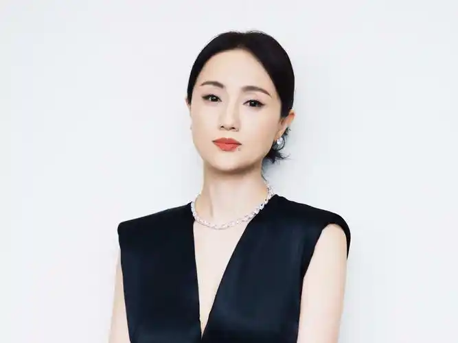 金鸡最佳女配朱媛媛后台采访易烊千玺张子枫在塑造上特别真诚