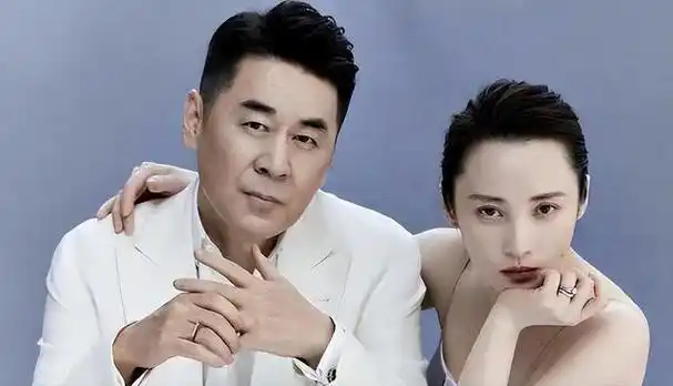 陈建斌老婆新加坡度假!48岁蒋勤勤坐街边啃螃蟹,素颜没人认识