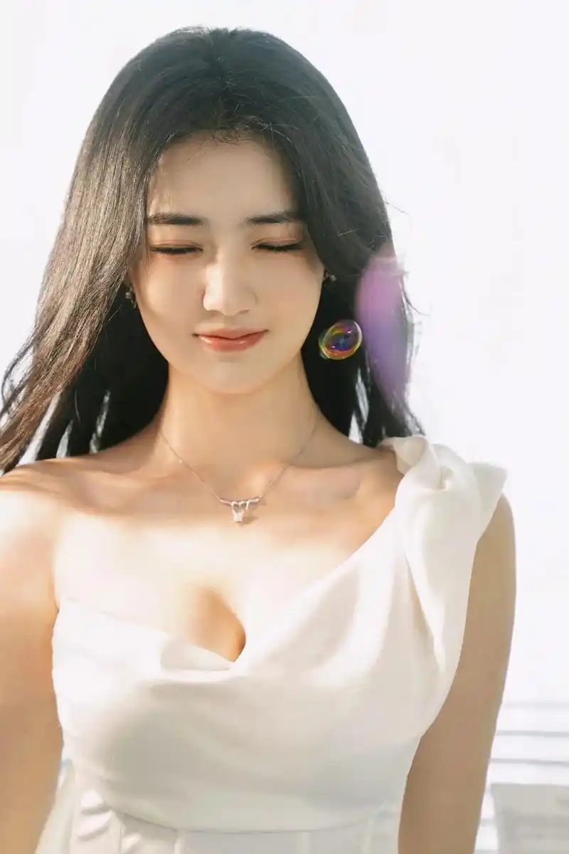 徐璐 #完美身材 #又美又飒 #美女写真  徐璐化身秋日美 - 抖音